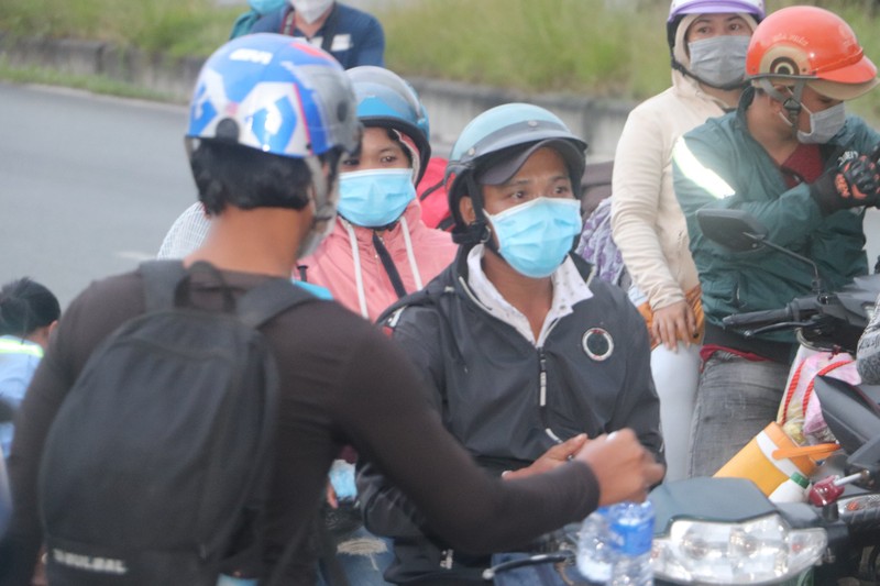 Hàng chục người về quê Bạc Liêu, Sóc Trăng bị chặn tại cửa ngõ vào Hậu Giang - ảnh 4