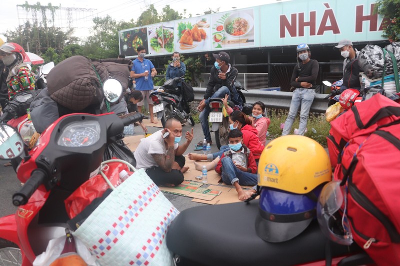 Hàng chục người về quê Bạc Liêu, Sóc Trăng bị chặn tại cửa ngõ vào Hậu Giang - ảnh 5