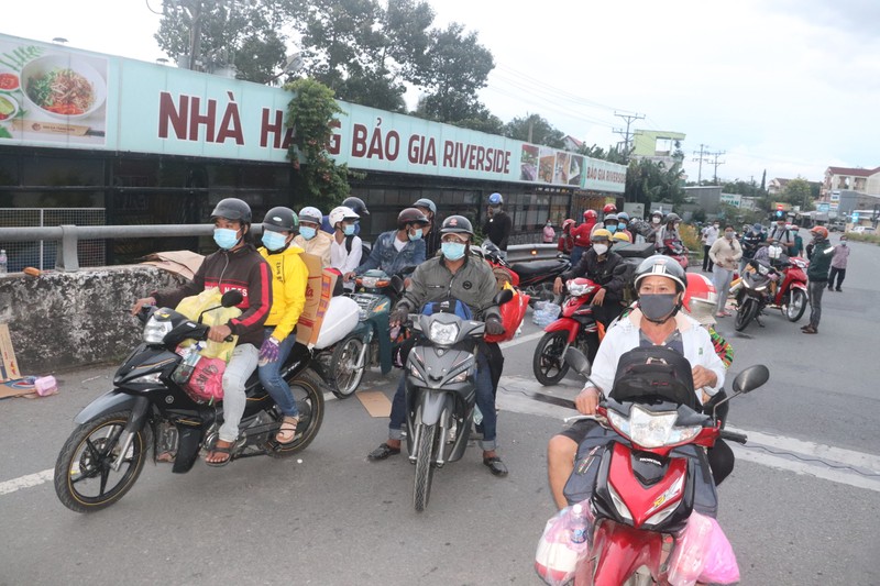 Hàng chục người về quê Bạc Liêu, Sóc Trăng bị chặn tại cửa ngõ vào Hậu Giang - ảnh 1