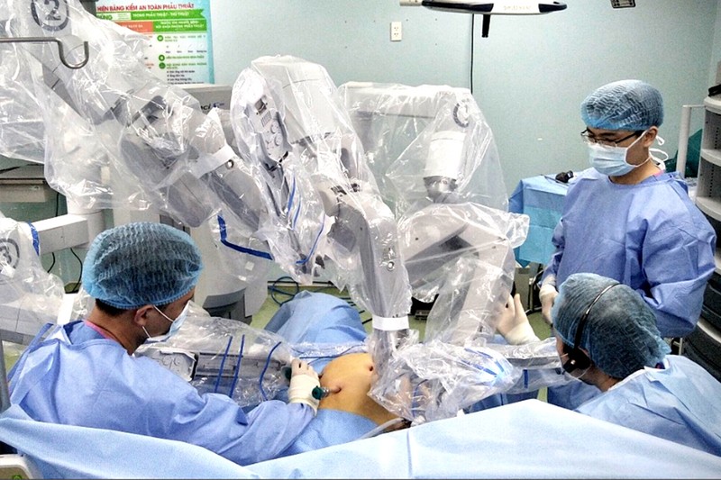 Robot phẫu thuật cứu sống bệnh nhân nặng, nguy kịch  - ảnh 1