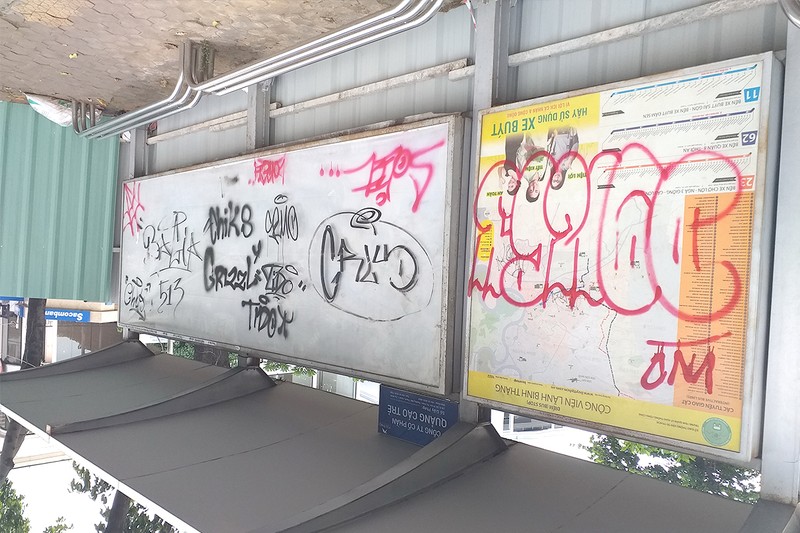 Vẽ graffiti che bít thông tin trạm xe buýt - ảnh 1