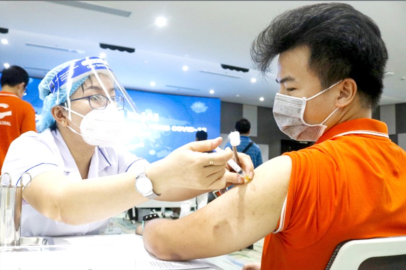 Lưu ý quan trọng khi tiêm vaccine phòng COVID-19 - ảnh 1