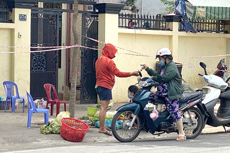 Người dân vẫn lén bán hàng ở tuyến hẻm, vỉa hè - ảnh 1