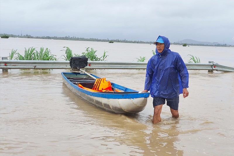 Nhiều thủy điện ồ ạt xả lũ, dân trở tay không kịp - ảnh 2