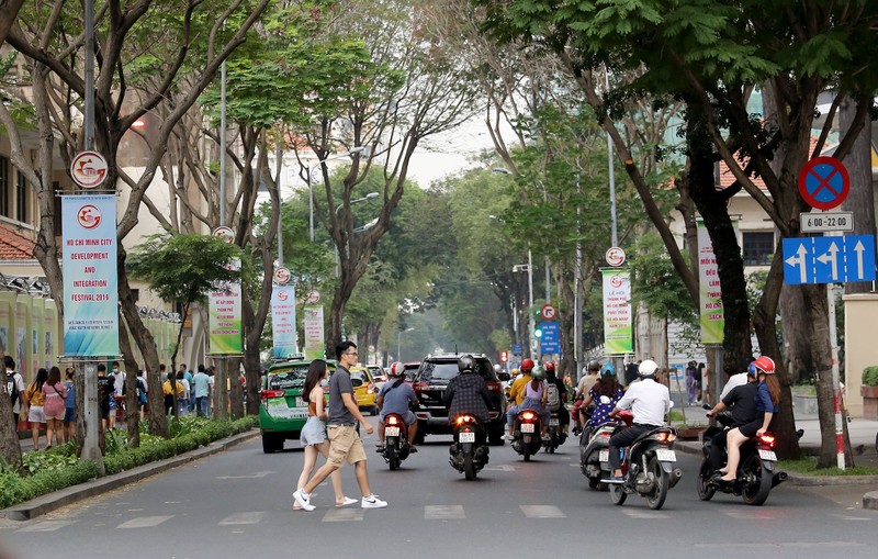 Chùm ảnh so sánh: TP.HCM trước và sau khi có dịch COVID-19 - ảnh 23