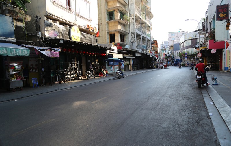 Chùm ảnh so sánh: TP.HCM trước và sau khi có dịch COVID-19 - ảnh 32