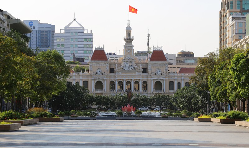 Chùm ảnh so sánh: TP.HCM trước và sau khi có dịch COVID-19 - ảnh 16