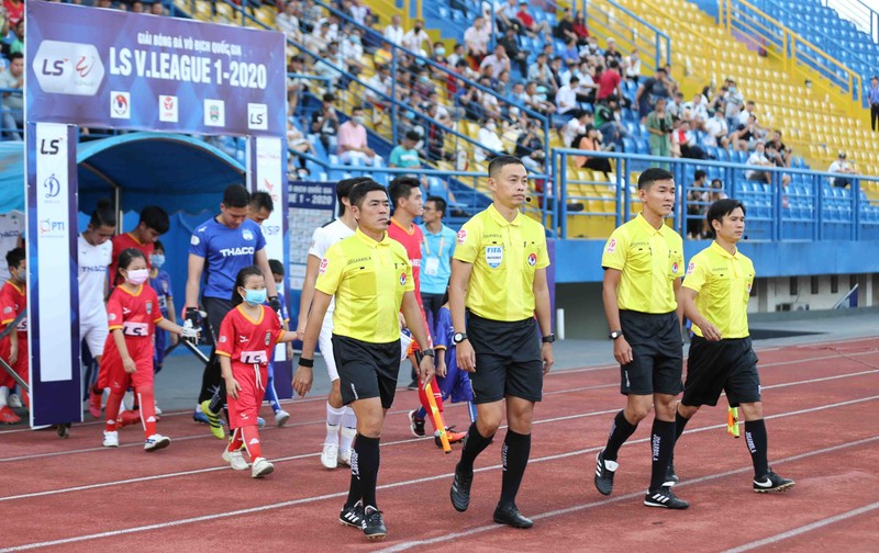 Thân nhiệt trên 37,5 độ C không được vào sân xem V-League - ảnh 1