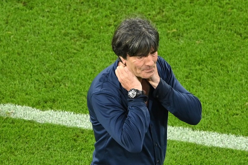 Sau trận thua Anh, HLV Joachim Low nghẹn ngào từ chức ở tuyển Đức - ảnh 3