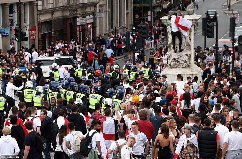 Bên ngoài thánh địa Wembley, vụn vỡ bữa tiệc ‘trở về nhà’ của người Anh - ảnh 4