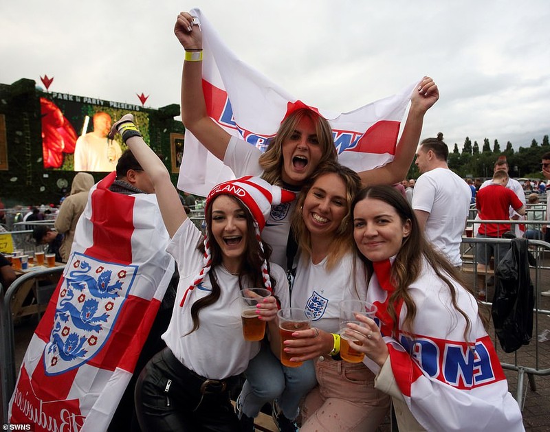 Bên ngoài thánh địa Wembley, vụn vỡ bữa tiệc ‘trở về nhà’ của người Anh - ảnh 2