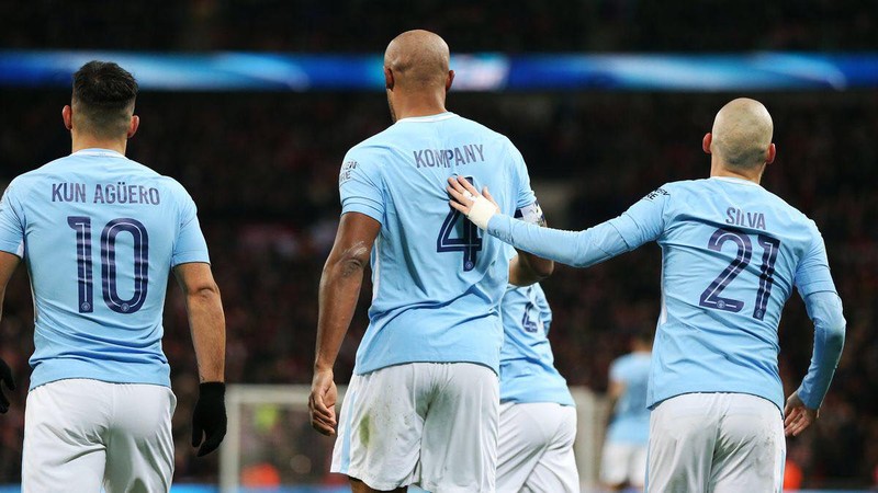 Toure phản ứng khi Man City dựng tượng Kompany và David Silva - ảnh 2