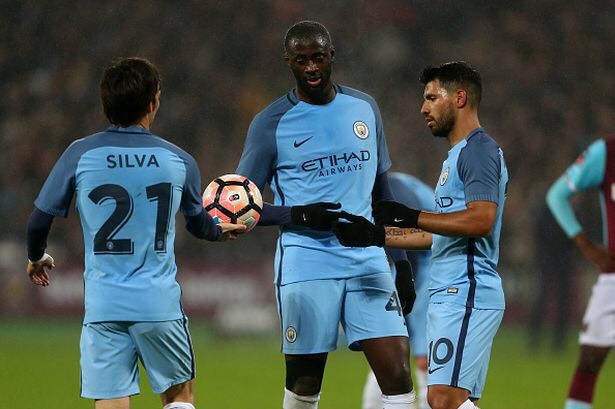 Toure phản ứng khi Man City dựng tượng Kompany và David Silva - ảnh 3