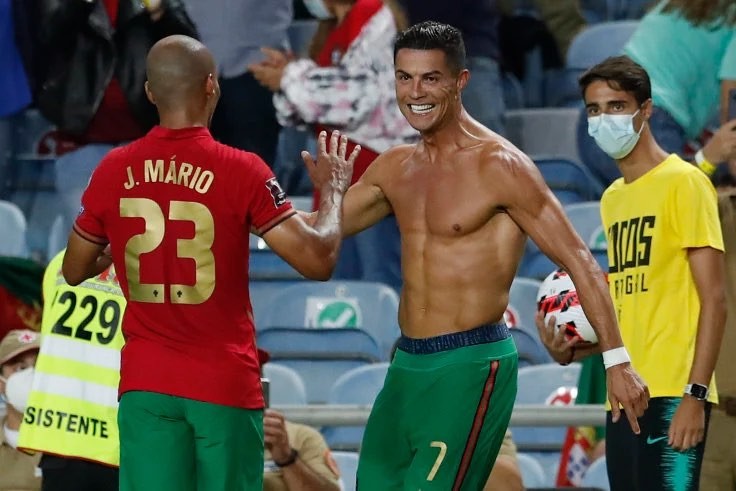 Ronaldo viết tâm thư và trả giá đắt sau kỷ lục - ảnh 2