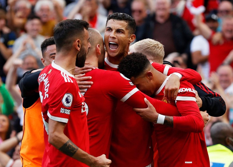 Man United ký hợp đồng với Ronaldo trong sân vườn  - ảnh 3