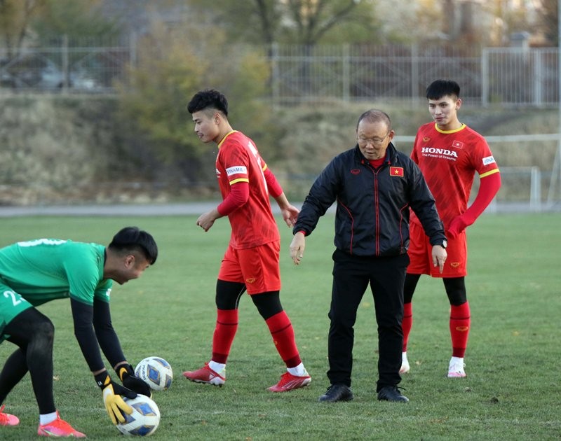 Thầy Park thư giãn sút xà ngang với học trò, chờ đá giải châu Á - ảnh 3