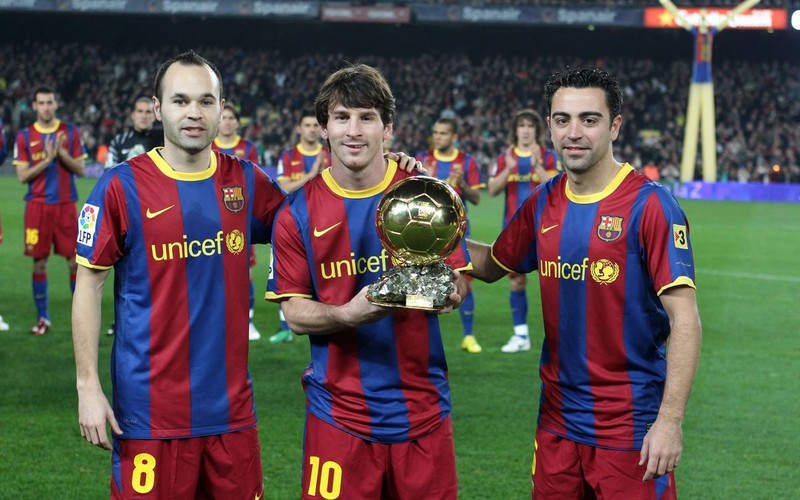 Iniesta đau lòng khi nói về đồng đội cũ Messi - ảnh 3