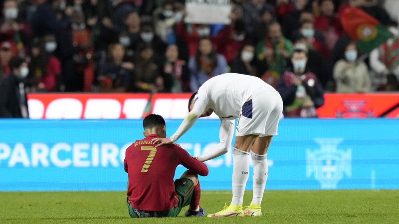 Ronaldo bật khóc và cãi thầy Santos  - ảnh 3