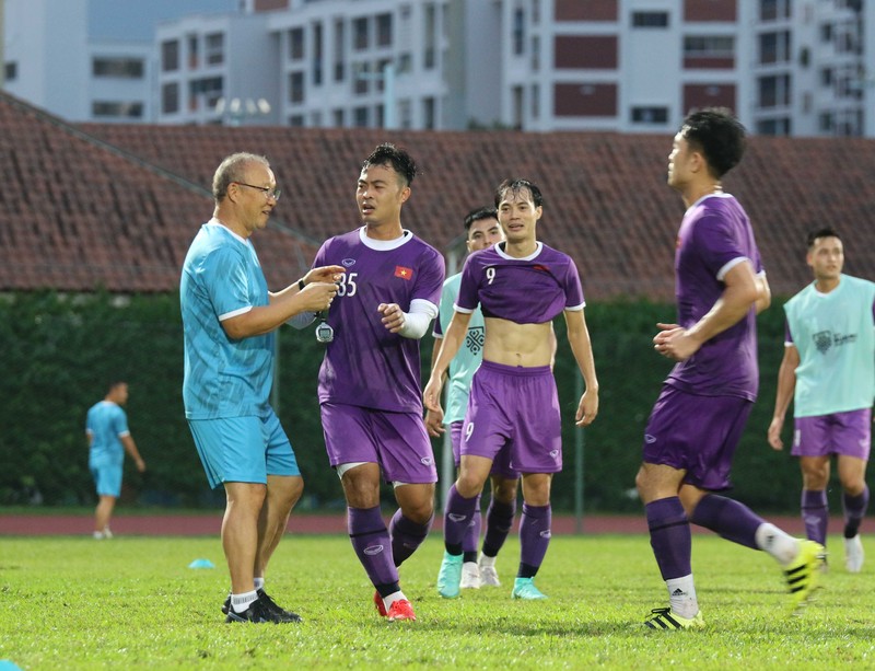 Hùng Dũng bỏ AFF Cup, hồi hộp chờ thủ tục cho Hoàng Anh - ảnh 3