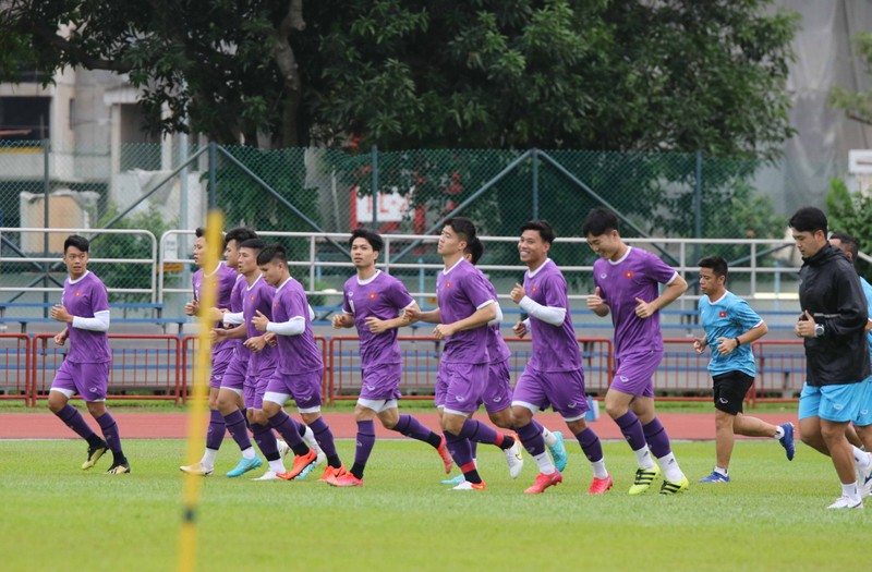 Hùng Dũng bỏ AFF Cup, hồi hộp chờ thủ tục cho Hoàng Anh - ảnh 2