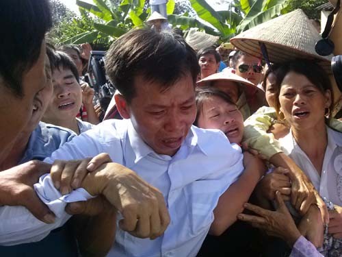 Việc đòi bồi thường về tổn thất và tinh thần cho 10 năm ngồi tù oan của ông Nguyễn Thanh Chấn còn hết sức gian nan. Việc đòi bồi thường về tổn thất và tinh thần cho 10 năm ngồi tù oan của ông Nguyễn Thanh Chấn còn hết sức gian nan.