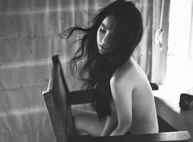 Bộ ảnh nude táo bạo của Ngọc Trinh: dung tục hay nghệ thuật? - ảnh 1