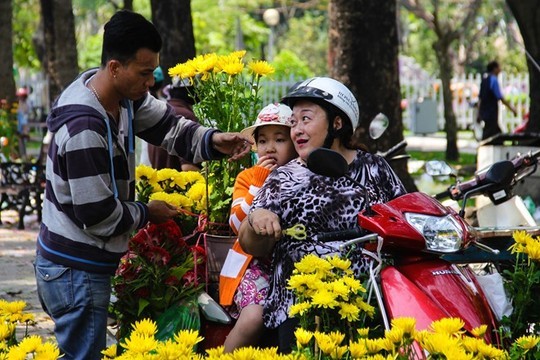 Giá hoa giảm sâu, nhiều khách đi bát phố cũng ghé vào hỏi mua. Một khách hàng tên Nga hào hứng chia sẻ, thấy giá rẻ, hoa lại đẹp nên đang đi trên đường chị tạt vào mua hoa cúc về chưng Tết. Giá hoa giảm sâu, nhiều khách đi bát phố cũng ghé vào hỏi mua. Một khách hàng tên Nga hào hứng chia sẻ, thấy giá rẻ, hoa lại đẹp nên đang đi trên đường chị tạt vào mua hoa cúc về chưng Tết.