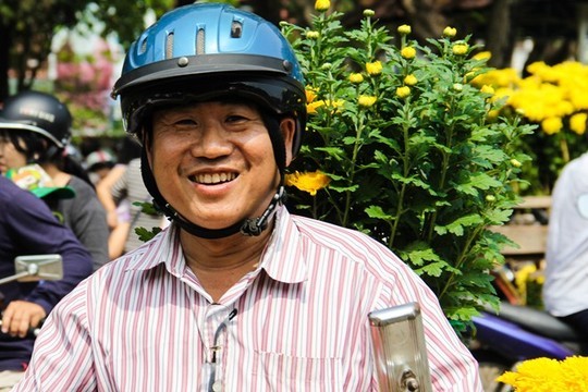 Anh Chiến, một khách hàng khác cũng tranh thủ giá hoa giảm đi mua về chưng trong mấy ngày Tết. Đối với những người có thu nhập thấp, mua hoa ngày cuối năm là cách để họ đón cái Tết thêm rộn ràng, ấm cúng. Anh Chiến, một khách hàng khác cũng tranh thủ giá hoa giảm đi mua về chưng trong mấy ngày Tết. Đối với những người có thu nhập thấp, mua hoa ngày cuối năm là cách để họ đón cái Tết thêm rộn ràng, ấm cúng.