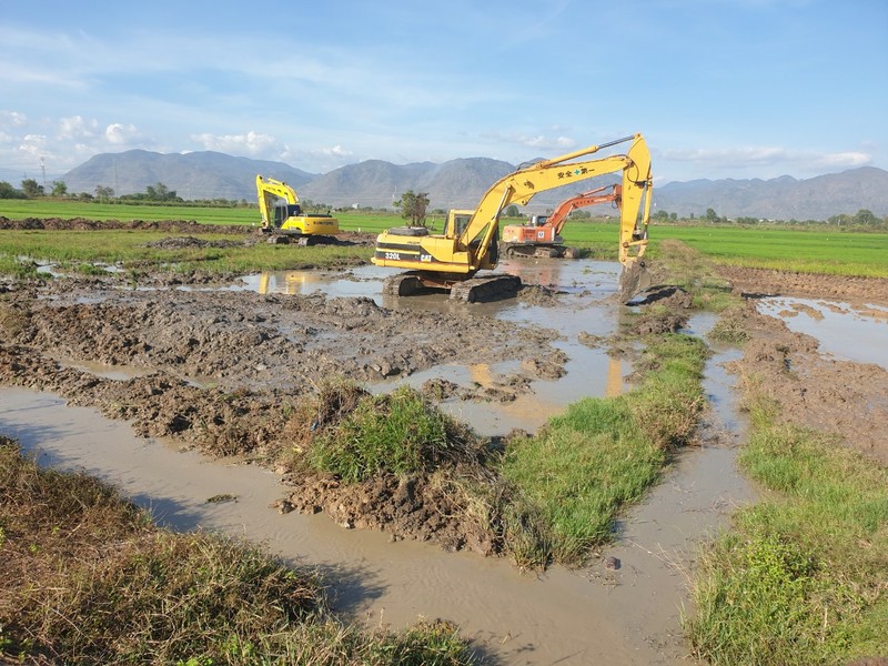 Cận cảnh công trường thi công cao tốc Vĩnh Hảo - Phan Thiết - ảnh 4