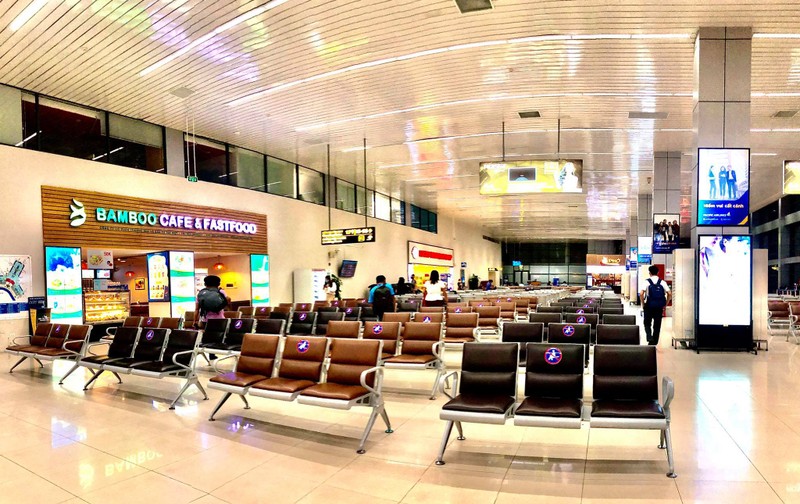 Sân bay Nội Bài vắng hoe - ảnh 2