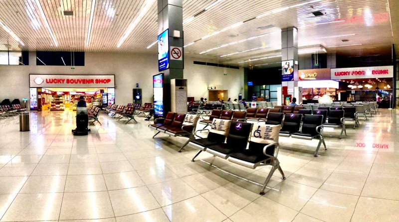 Sân bay Nội Bài vắng hoe - ảnh 5