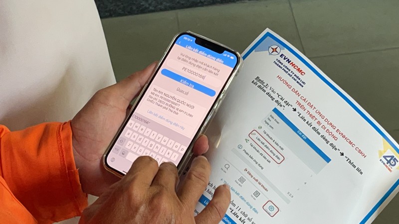 Người dân TP Thủ Đức thích thú cài app EVNHCMC CSKH - ảnh 1
