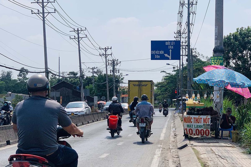 Phân luồng giao thông trên đường Phan Văn Hớn - ảnh 1