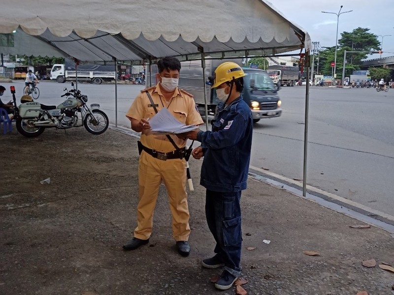 Điện lực TP.HCM: Nỗ lực hoàn thành cấp điện các chốt kiểm soát phòng dịch - ảnh 2