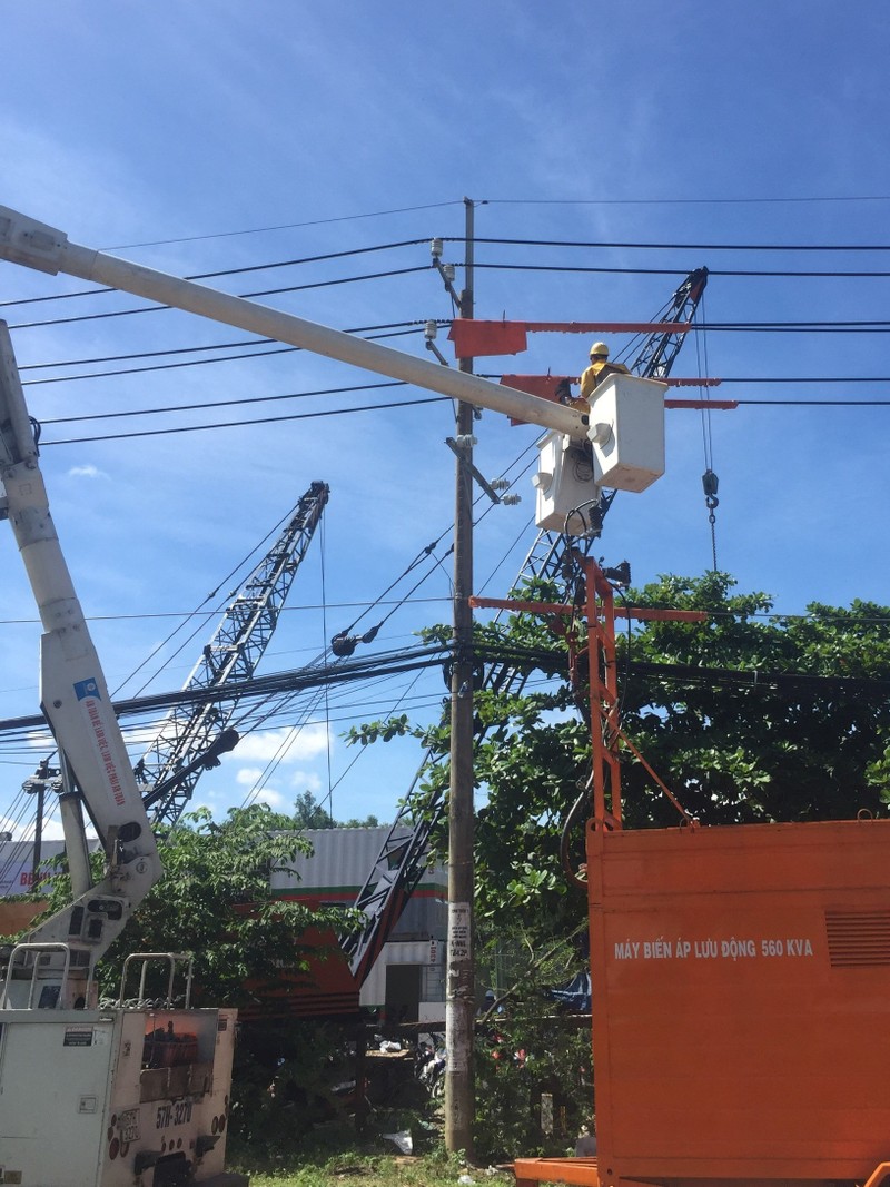 EVNHCMC khẩn trương cấp điện cho 2 bệnh viện dã chiến xây mới  - ảnh 2