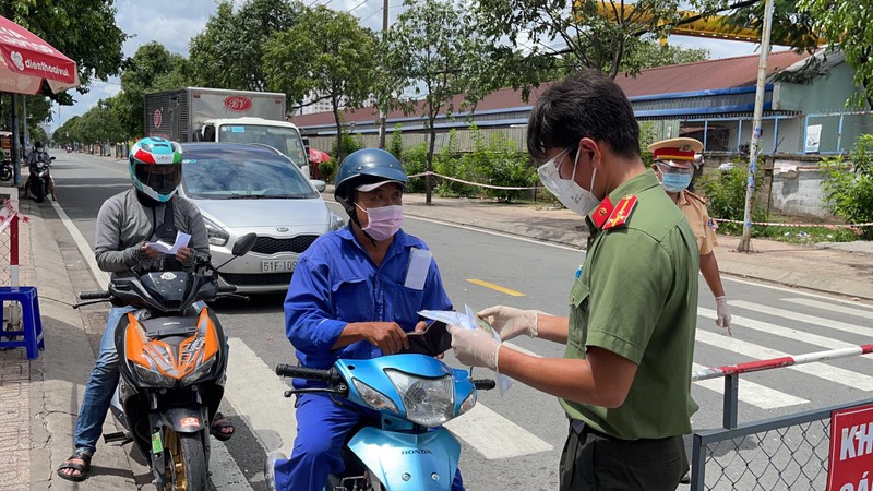 Xe hai bánh phải quay đầu nếu không có giấy xét nghiệm COVID-19 - ảnh 8