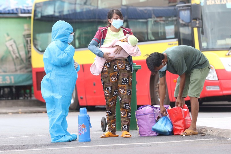 400 người dân Phú Yên ở TP.HCM được công ty Phương Trang đưa về quê  - ảnh 3