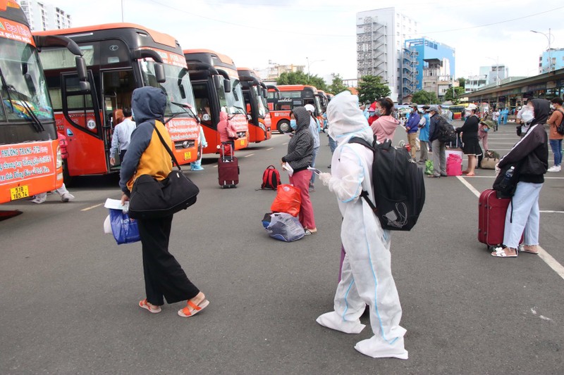 400 người dân Phú Yên ở TP.HCM được công ty Phương Trang đưa về quê  - ảnh 4