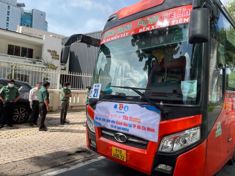  500 sinh viên Khánh Hòa về quê trên những chuyến xe màu cam - ảnh 1