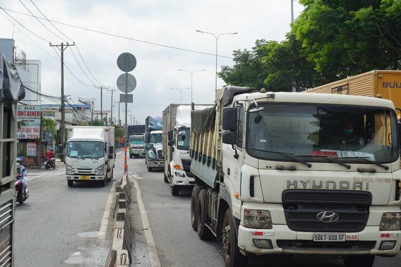 TP.HCM có ý kiến việc Bình Dương đặt giải phân cách chặn làn ô tô trên Quốc lộ 1 - ảnh 1