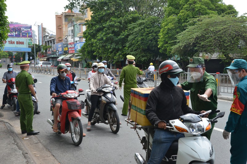 Người dân TP.HCM ra đường nhiều hơn trong đợt giãn cách xã hội - ảnh 6