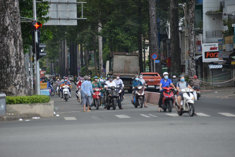 Người dân TP.HCM ra đường nhiều hơn trong đợt giãn cách xã hội - ảnh 4