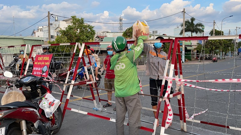 Người dân TP.HCM hối hả trong chiều ngày 22-8 - ảnh 1