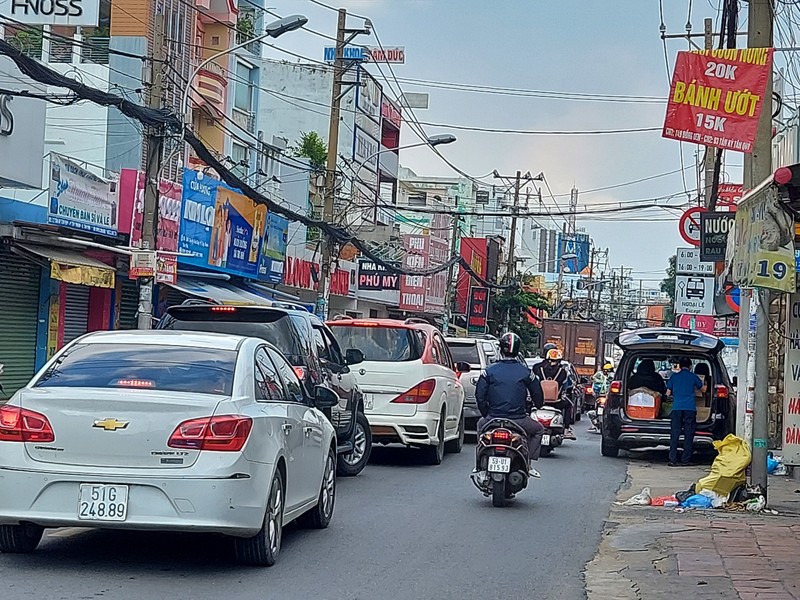 Người dân TP.HCM hối hả trong chiều ngày 22-8 - ảnh 8