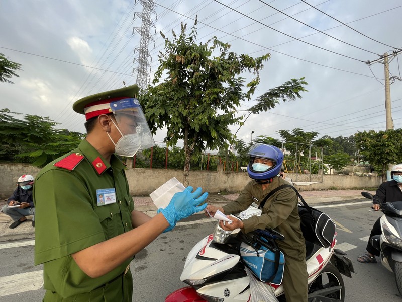 TP.HCM: Nhiều người phải quay xe vì dùng giấy đi đường cũ - ảnh 3