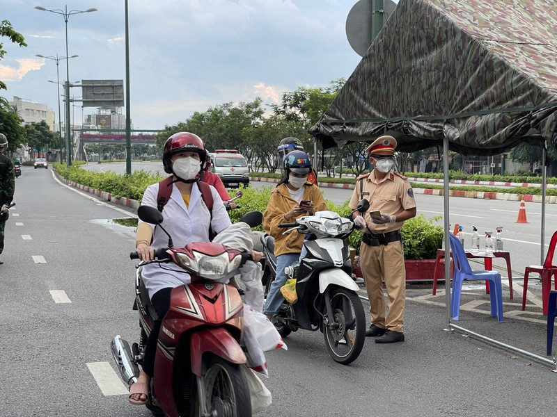 Người dân TP.HCM đã chủ động khai báo di chuyển nội địa - ảnh 7