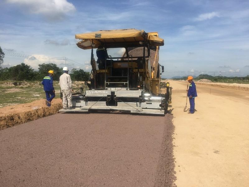 Cận cảnh dự án cao tốc Vĩnh Hảo - Phan Thiết thi công trong mùa dịch - ảnh 1