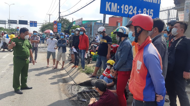 120 người bị kẹt ở Bình Chánh đã được tỉnh Long An đón về cách ly - ảnh 1
