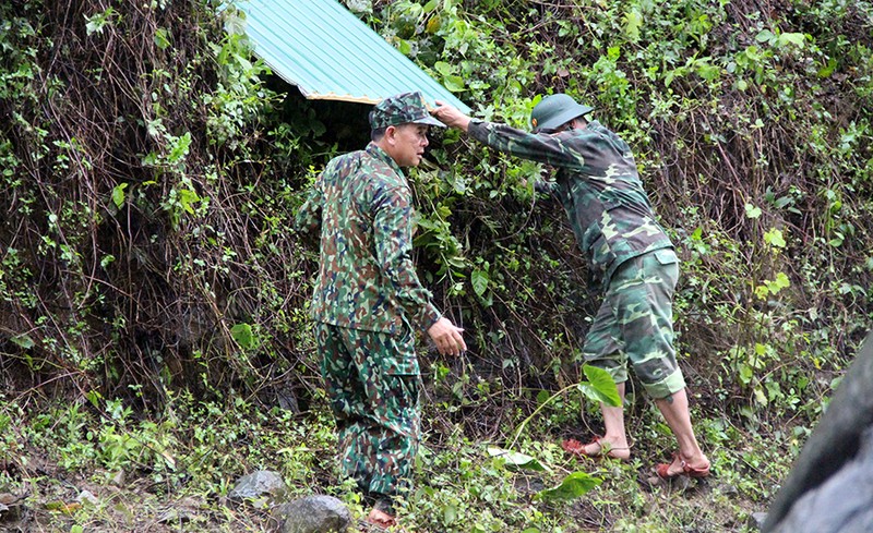 Chốt kiểm dịch COVID-19 biên giới Việt-Lào bị lốc xoáy tàn phá - ảnh 5