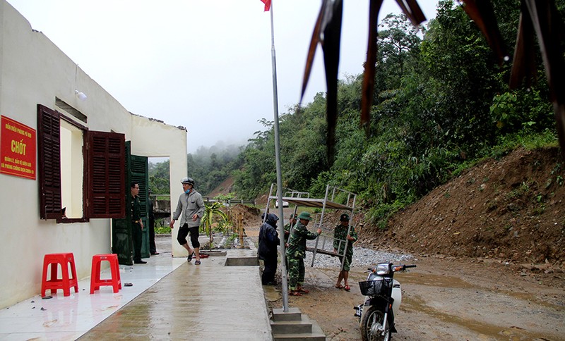 Chốt kiểm dịch COVID-19 biên giới Việt-Lào bị lốc xoáy tàn phá - ảnh 2